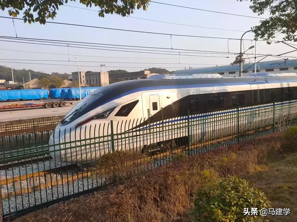 幼童掉入站台缝隙（惊险一幕！昆明南站乘客脚卡动车与站台缝隙中, 你怎么看？）
