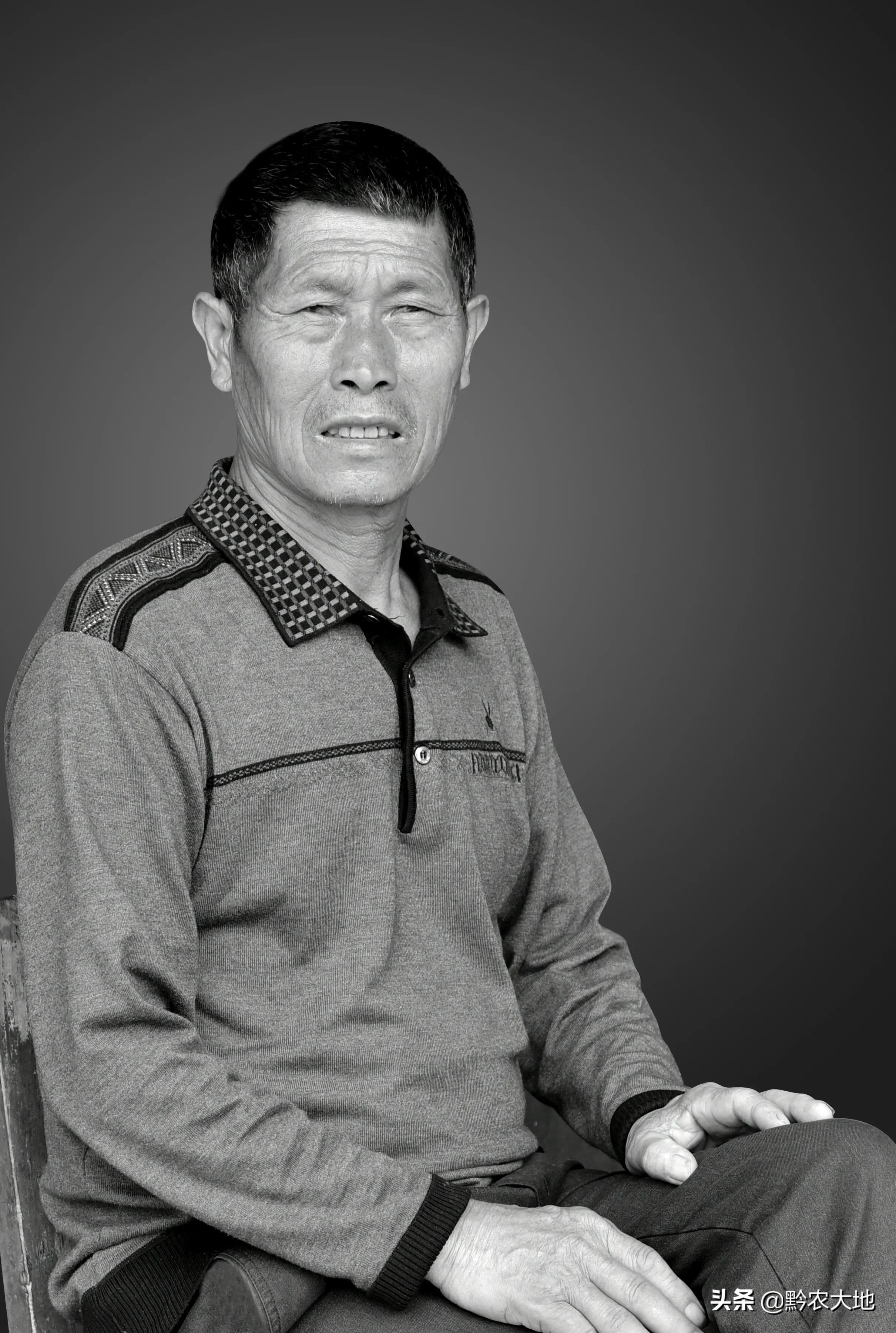 [免费拍照取照片20元]农村经常有来免费为六十岁老人照相的人，他们免费照相能赚到钱吗？