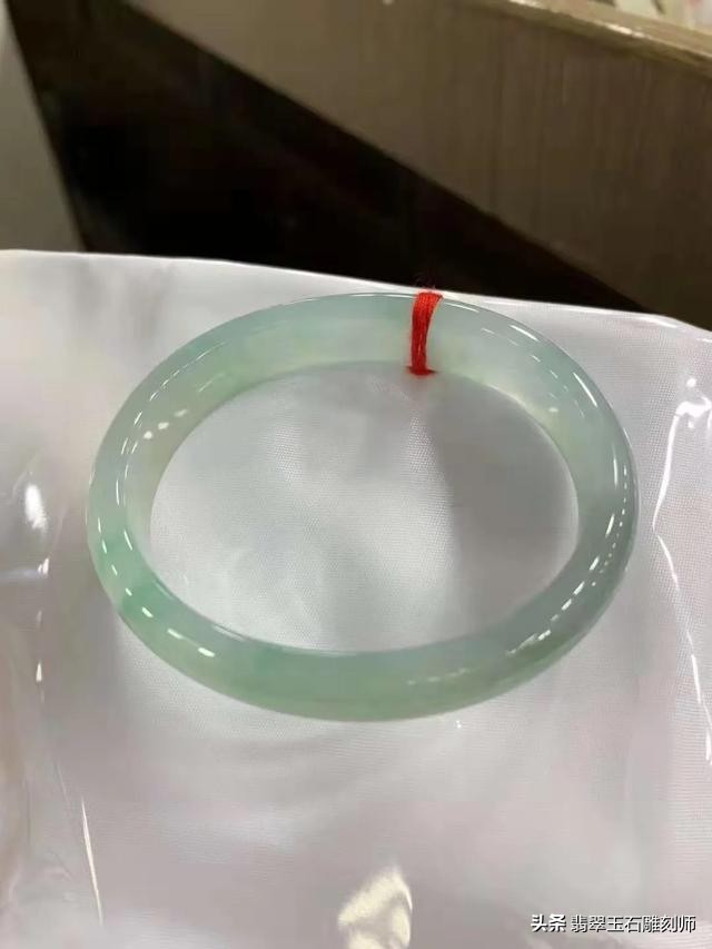在线等懂玉的大神帮忙看看这个玉镯怎么样？