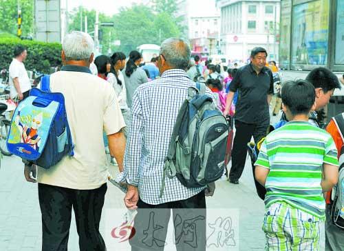 建议不让老人接送娃（对于很多孩子上小学五六年级了，还要爷爷奶奶或父母送到校门口？你怎么看？）
