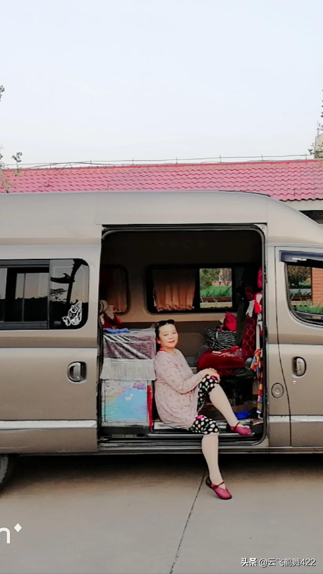 [旅行被困高速18小时]情侣搭车旅游因为话多被司机丢高速路上，对此，你怎么看？