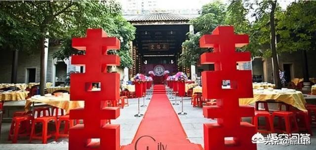 二胎跟母姓男子离婚（孩子随母姓，离婚时父亲不用出抚养费对么？）