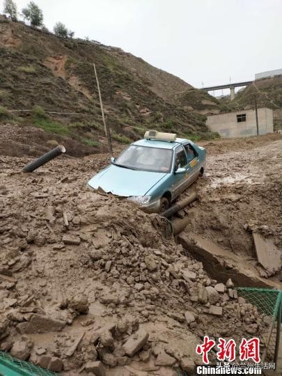 甘肃泥石流3人失联（兰州降雨后发生山体滑坡，泥石流顺山势而下冲走出租车，消防调用挖机清理现场，救出车内4人, 你怎么看？）