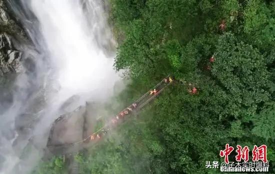 宜春明月山风景区遭暴雨袭击突发山洪118名游客被困5小时, 你怎么看？：一月2次袭击中国游客