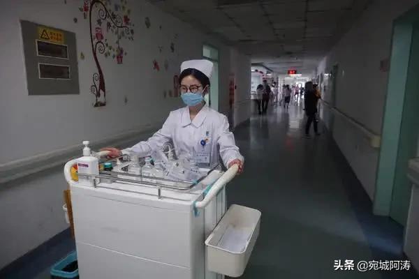 护士300秒极限救人（昆明一男子当街昏倒3名女护士跪地救人, 你怎么看？）