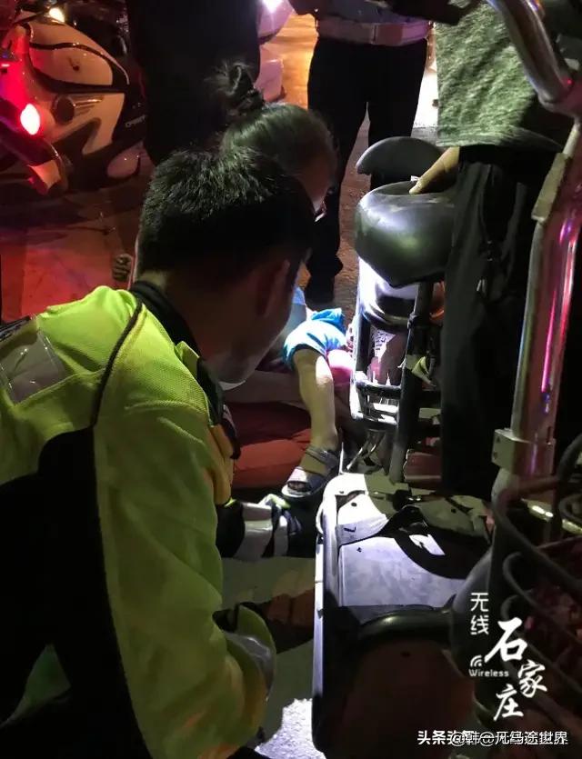 幼童坠楼众人营救（实拍会泽山洪不少房屋损毁倒塌，村内多为留守老人及儿童，多条进村道路被冲断，救援人员赶赴现场中，你怎么看？）