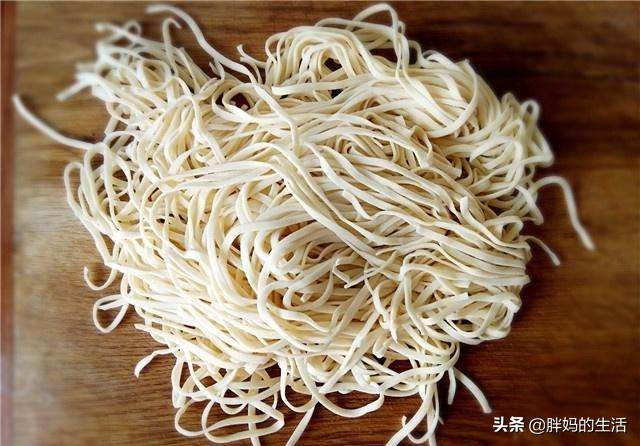 同为“”臊子面”,为什么陕西的有肉有蛋,甘肃的却只有“豆腐”呢? 同为“”臊子面”,为什么陕西的有肉有蛋,甘肃的却只有“豆腐”呢?