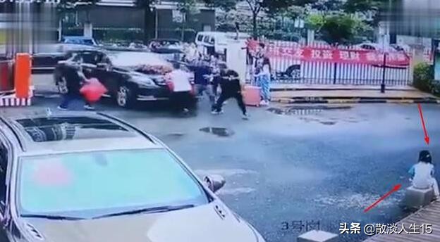 奔驰被撞