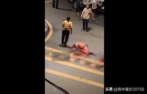 男子街头无差别砍人