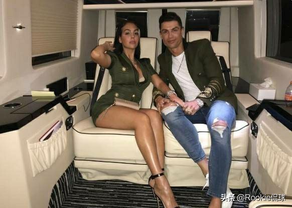 [C罗向乔治娜求婚]狂撒狗粮，C罗深情告白乔治娜，乔治娜回复，我们只是睡觉，你怎么看？