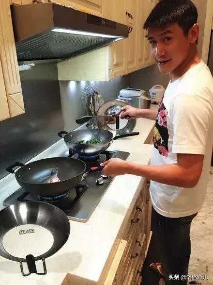 在炎热的夏天，婆婆让怀孕4个月的媳妇去灶台做饭，丈夫只顾玩游戏，你怎么看？