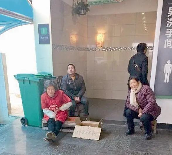 无座乘客自带椅子（黑服务区热水5元，乘客上厕所2元，凳子上休整20元你怎么看？）