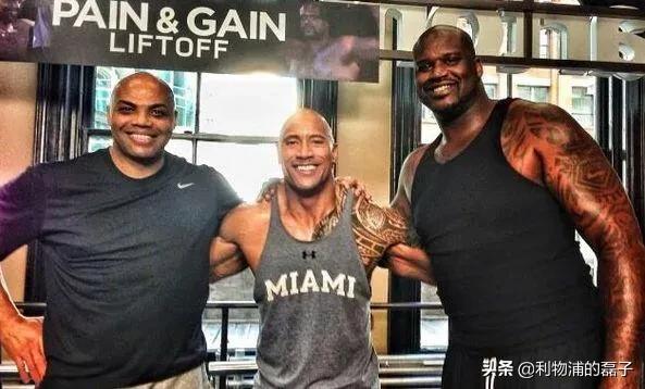 “巨石”强森的肌肉放在NBA算是什么级别？：巨石强森肌肉瘦没了