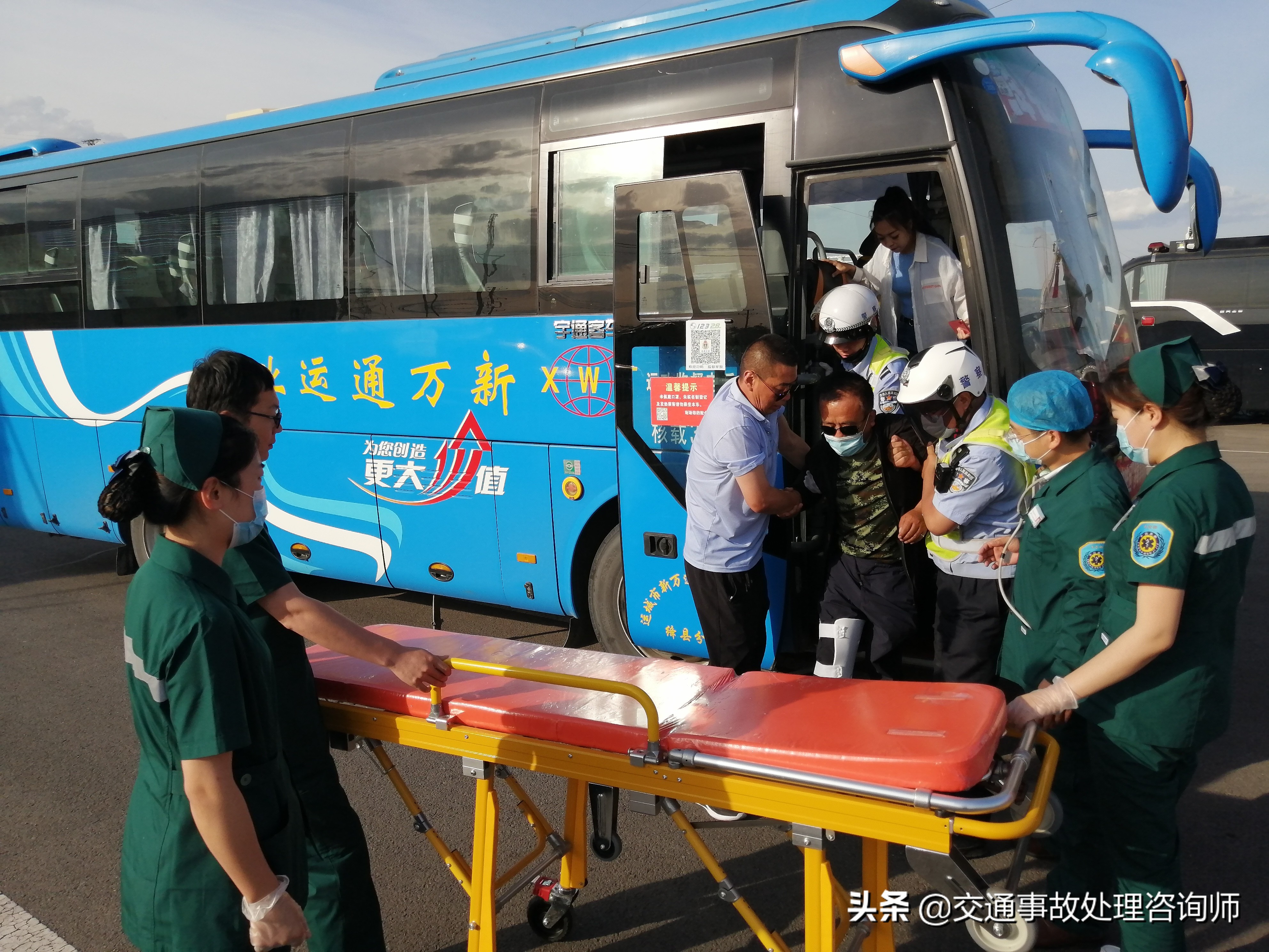 醉驾男撒2万钞票