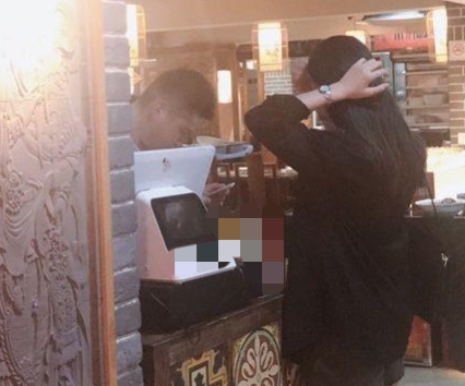 你觉得去朋友家饭店吃饭需要给钱吗，为何？