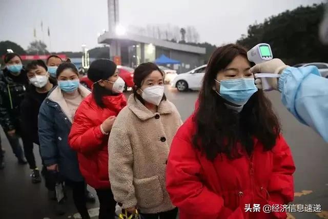 外卖员获录取通知书快递小哥送录取通知书