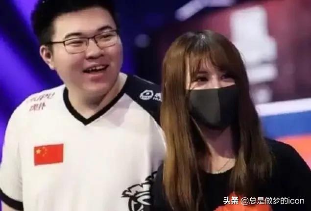 4AM老板娘蜜蜂放出韦神购房合同，蜜蜂：这房子已成学区房，如何看待贤内助蜜蜂仔？