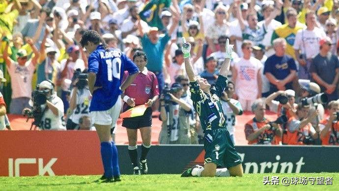 女子运动穿搭,任意球那么远都能进球,点球这么近却能踢飞,什么原因呢?