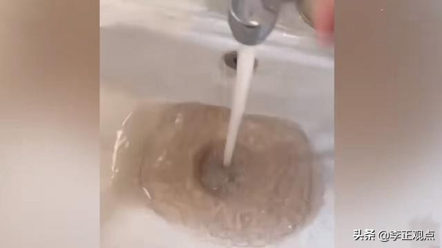 自来水黄得像咖啡