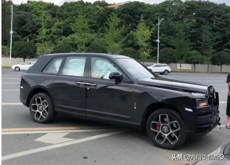 女司机开面包车与劳斯莱斯相撞，或面临200万索赔，你怎么看？：撞劳斯莱斯只赔200