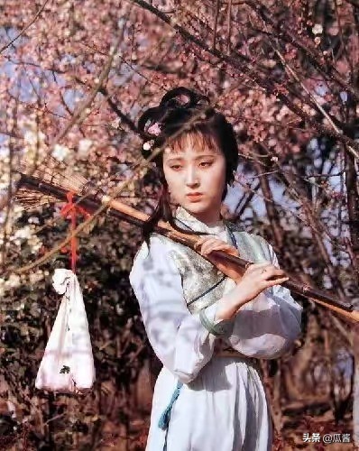[令狐冲吕颂贤进ICU]吕颂贤版的笑傲江湖，任盈盈在第几集出现，令狐冲见到任盈盈真面目是在第几集？