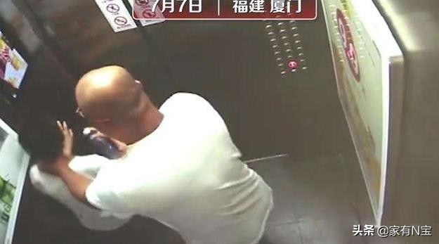青岛6岁男童不慎被狗咬伤，家长维权反遭暴打, 你怎么看？：男童追打女童2分钟