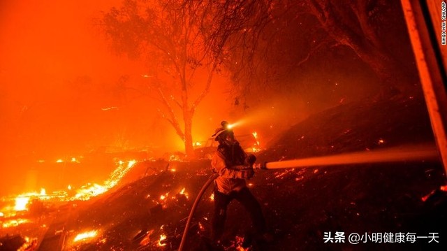 美国山火烧了34天（美国大火过火面积超2万平方公里，扑灭山火的难度到底有多大？）