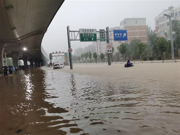 [郑州暴雨]郑州再降暴雨，全市大面积积水，电动车都推不动，雨后积水仍未退, 你怎么看？