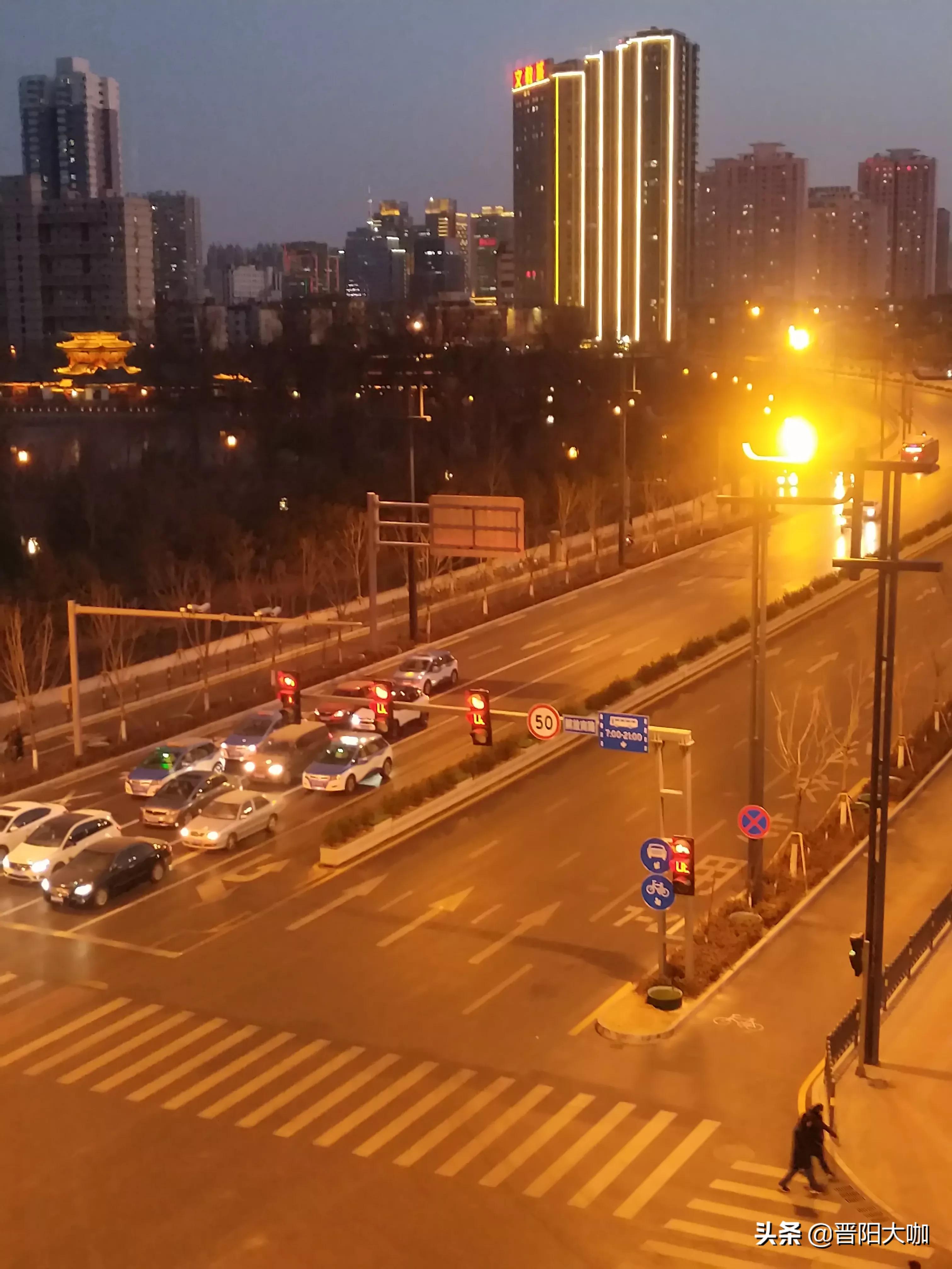 [公交急刹致孕妇流产]上海一公交车急刹车致女乘客死亡，当事人被甩出2米远不治身亡，事故责任应该如何分配？