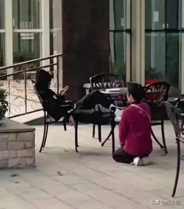 有惊无险！10岁女孩疑妈妈偏心欲跳楼，妈妈跪地哀求，怎么看？：跪地拦车救受伤母亲