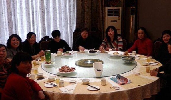 你觉得去朋友家饭店吃饭需要给钱吗，为何？