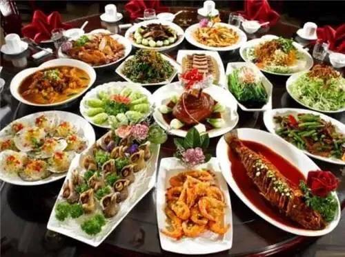你觉得去朋友家饭店吃饭需要给钱吗，为何？