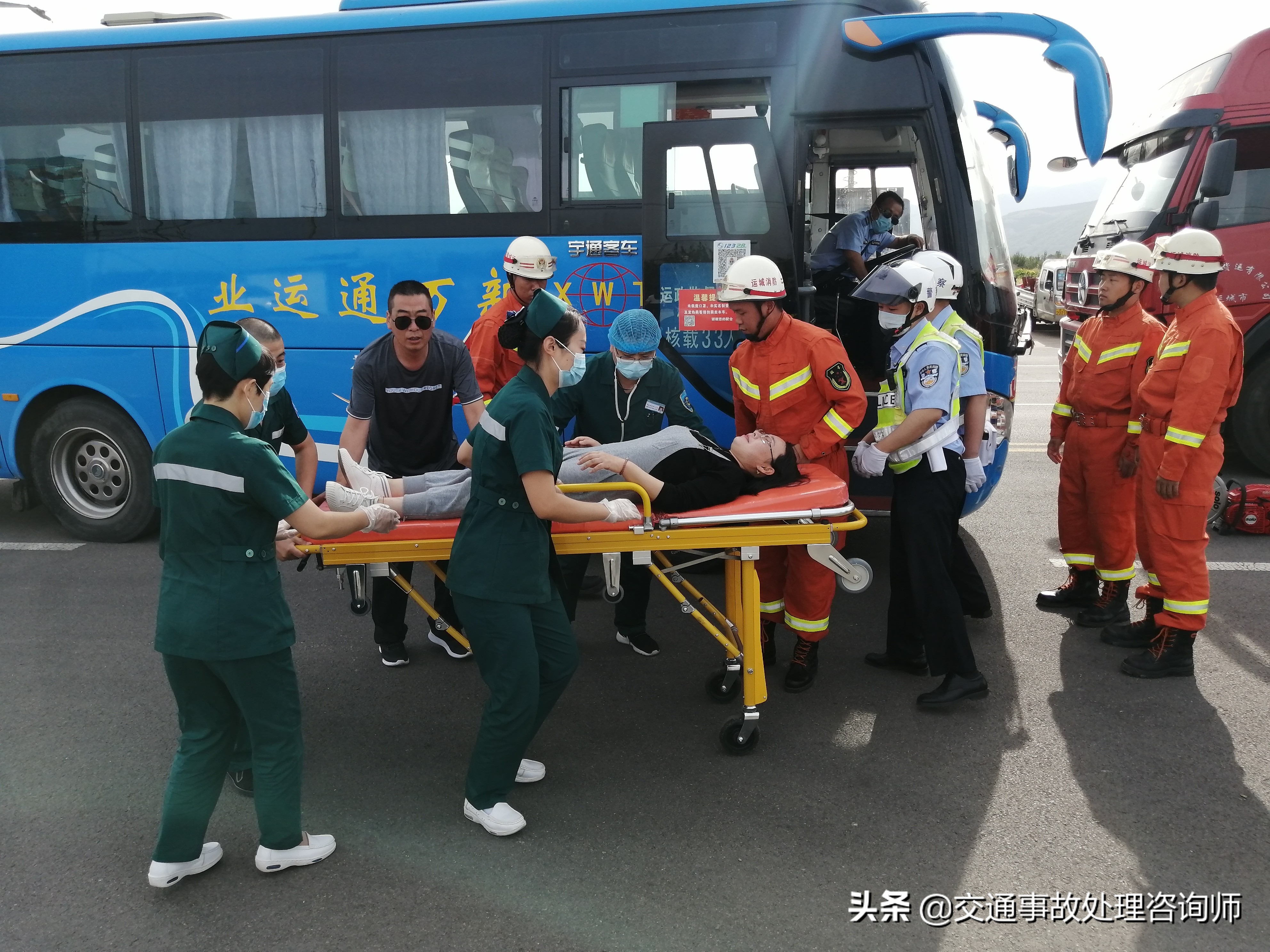 醉驾男撒2万钞票
