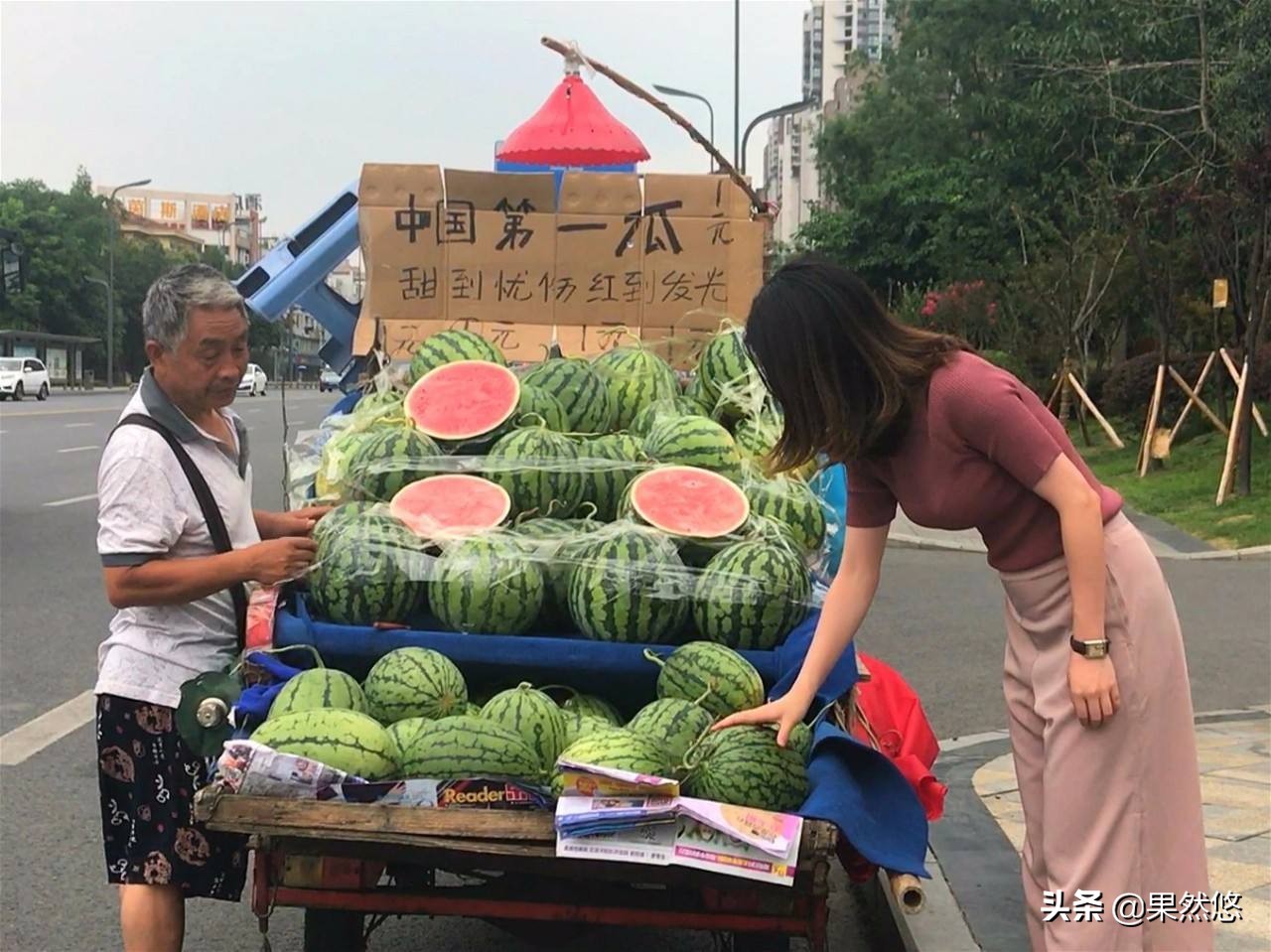 外卖员偷走西瓜（西瓜“成灾”，2毛一斤卖不动，顾客却吃不起，问题出在哪？）