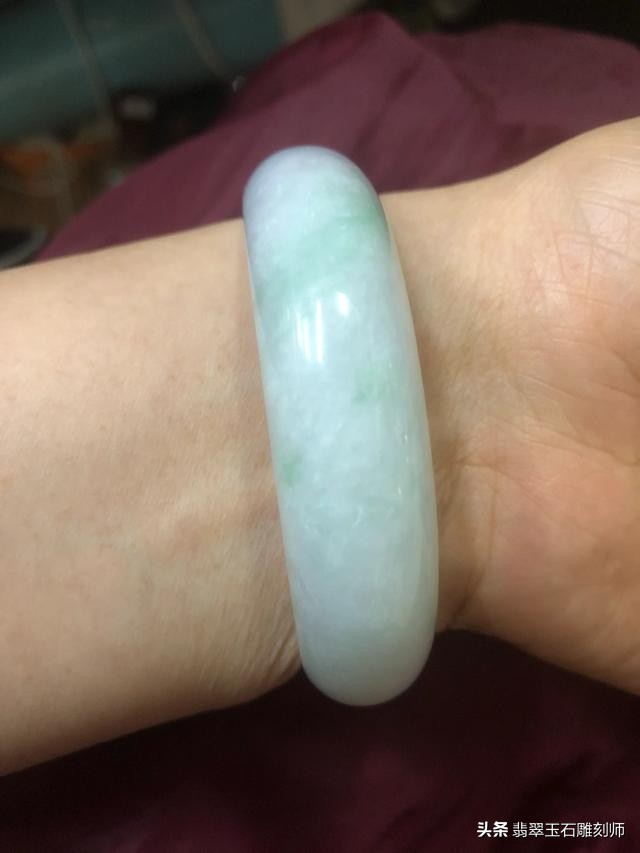 在线等懂玉的大神帮忙看看这个玉镯怎么样？