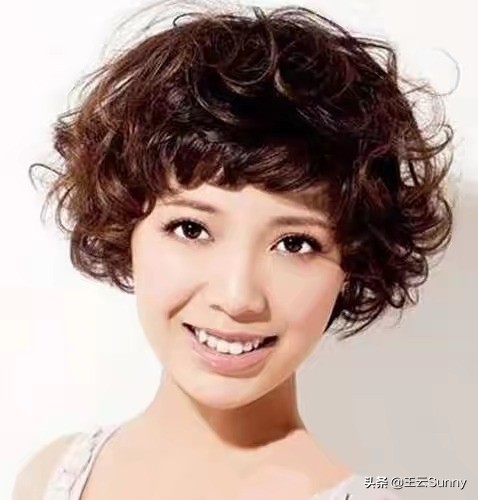 短脸发型化妆技巧

