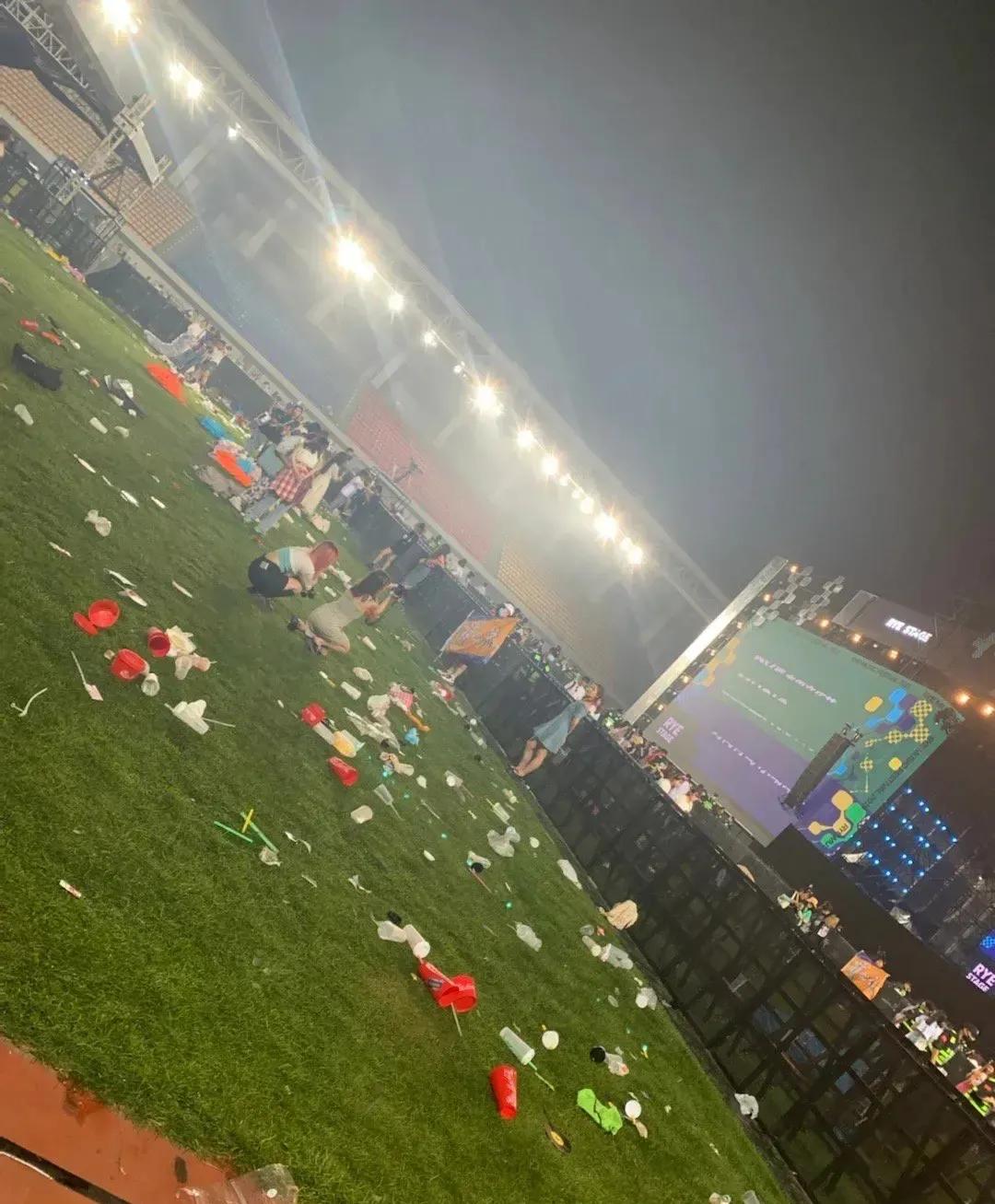 青岛麦田音乐节狂欢过后垃圾遍地，是主办方之责还是观众没素质？：安徽一音乐节满地泥