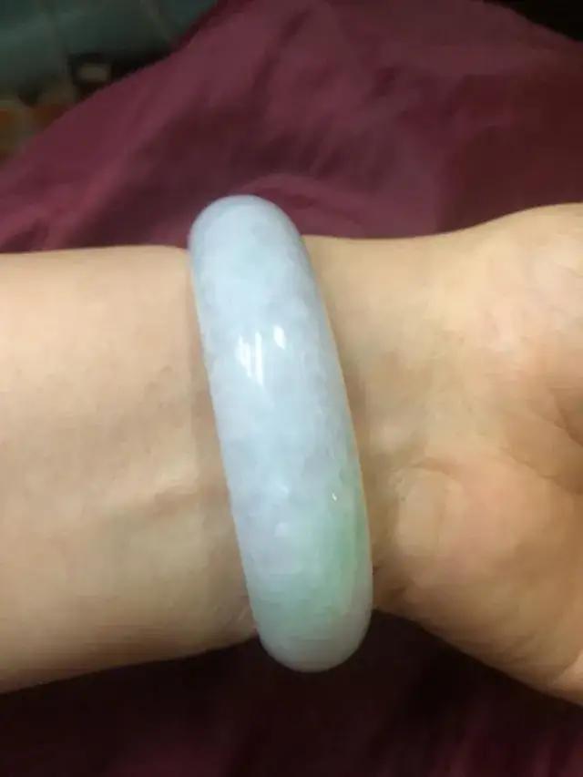 在线等懂玉的大神帮忙看看这个玉镯怎么样？