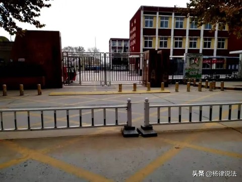 [向顾客泼开水被行拘]因举报班主任索贿被泄露身份，河北一家长遭其他家长声讨并被浇了一盆热水，后因找家长“理论”被行拘20天，你怎么看？其他家长的行为违法吗？
