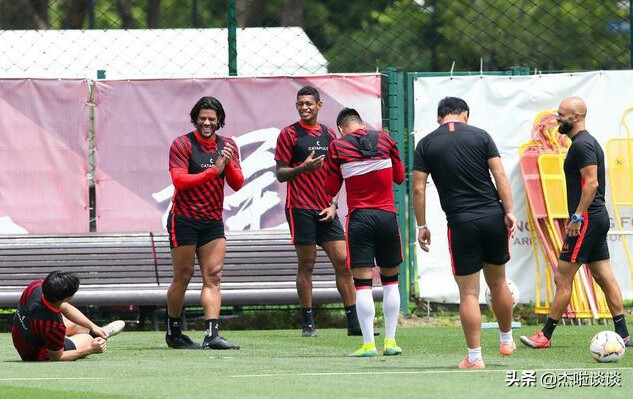 陈戌源透露中超开赛:分AB组,先交叉赛,再淘汰赛,不会强等外援,对此你怎么看? 陈戌源透露中超开赛:分AB组,先交叉赛,再淘汰赛,不会强等外援,对此你怎么看?