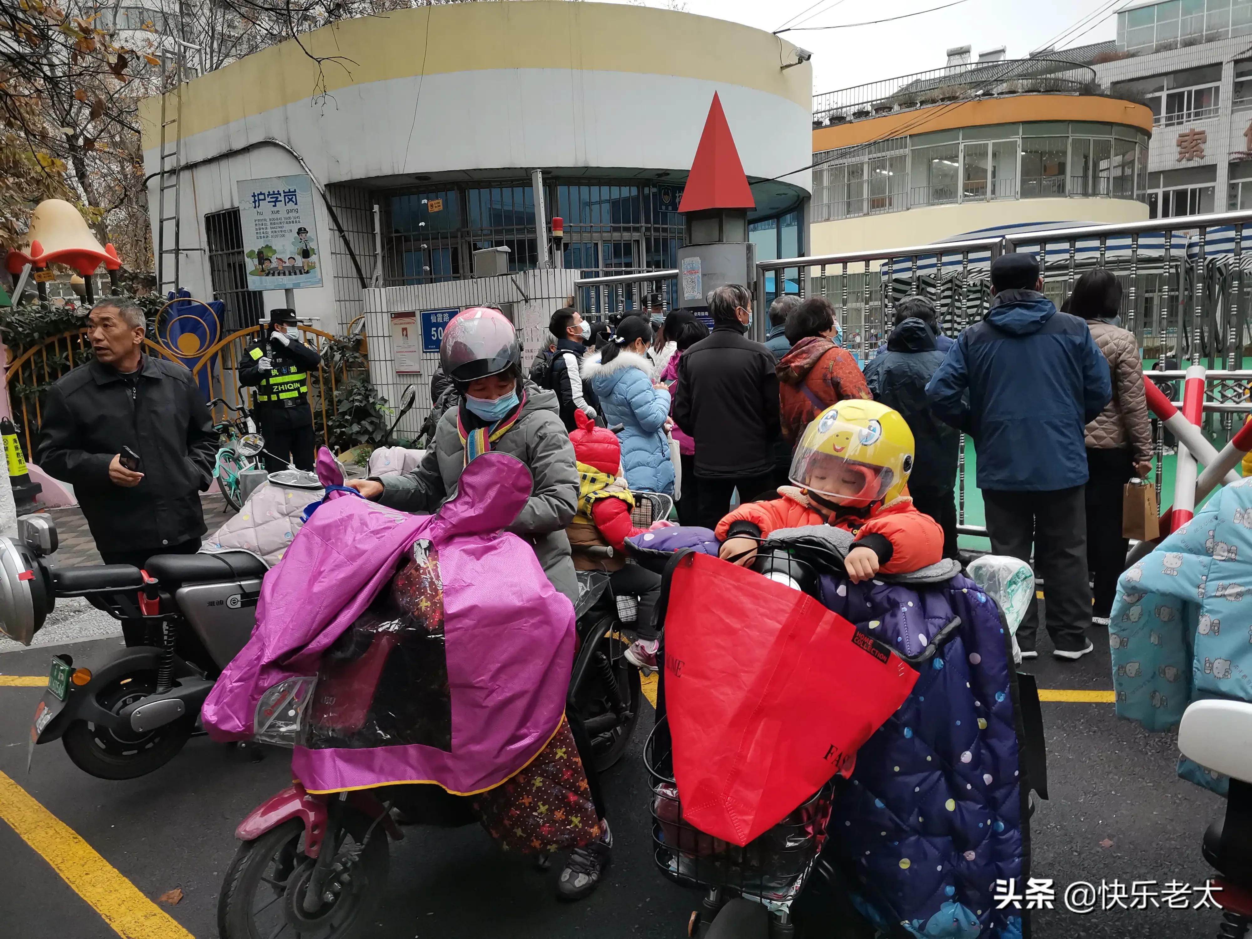 [建议不让老人接送娃]为什么接送孩子上幼儿园的几乎都是隔辈老人？