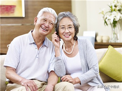 老爸快55岁了怎么买养老保险，父母快60了没有社保怎么办