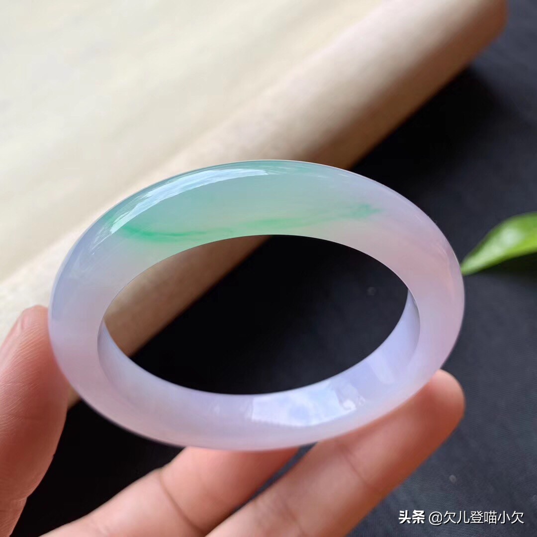 想买个玉镯，不懂行，请教在哪里买不会被坑得厉害？