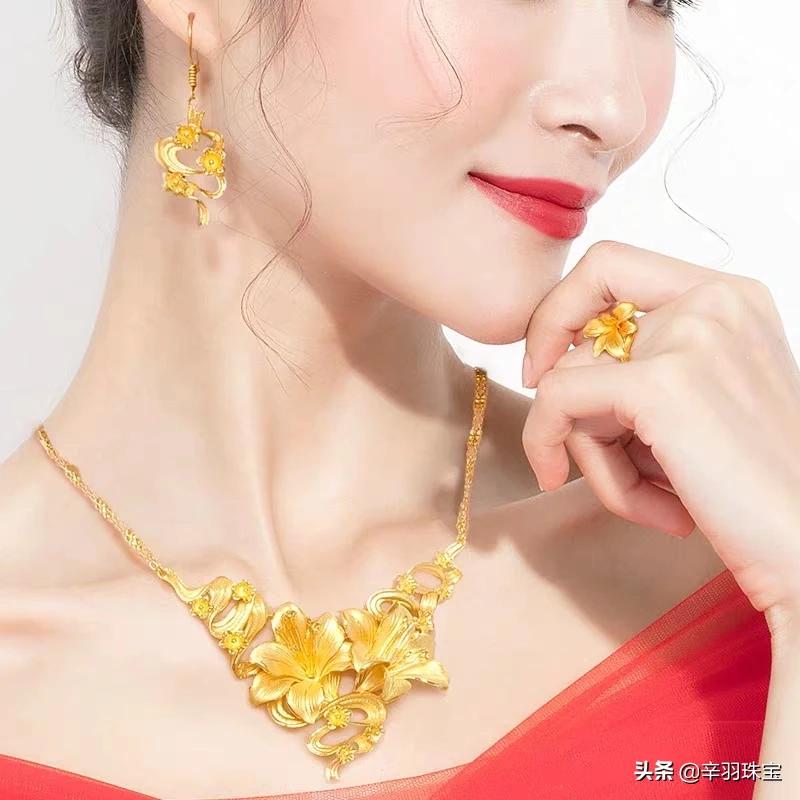 戴项链引发首饰病
