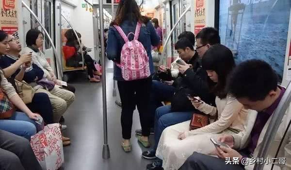 [孕妇拒让座遭辱骂]地铁上孕妇被逼让座，00后一句话刷爆朋友圈，网友：教养最高境界，你咋看？