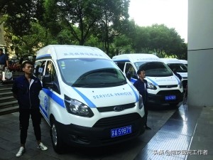 老年团逼停救护车