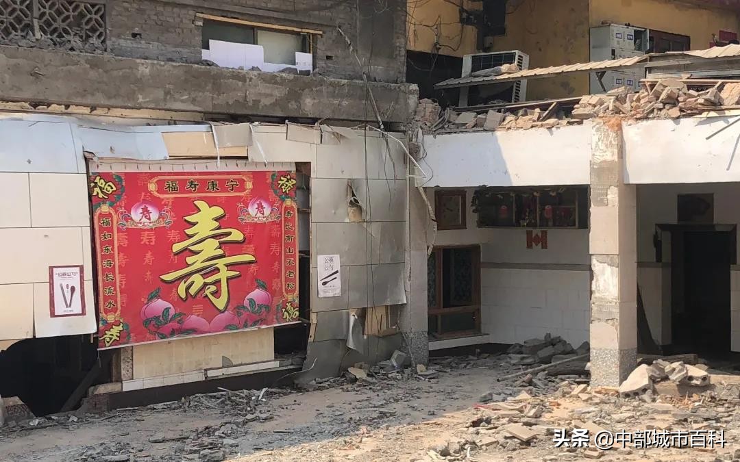饭店坍塌29名遇难者如何赔偿？：一饭店房顶发生塌陷