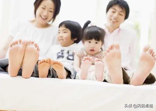 [用手机哄孙子致近视]春节期间不能走亲访友，孩子在家常玩手机，我怕伤害视力，怎么办？