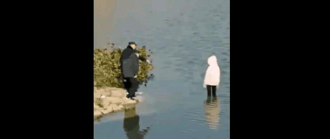 [救女童后不敢看评论]我爱男保姆地铁站救女孩结局？