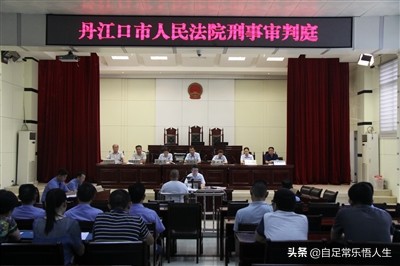 [乘电梯被狗扑咬出血]小区有对小夫妻不给大狗拴绳，几次一起乘电梯狗都在腿边蹭，我很反感，该怎么劝说？